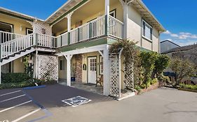 Carmel Inn & Suites